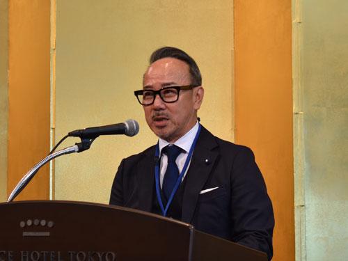 あいさつする梶原健司会長